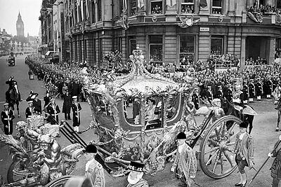 Lietinga 1953-iųjų birželio 2-oji Trafalgaro aikštėje. Valstybinė karieta su karaliene rieda Gaidžio Pentinų gatve / Scanpix nuotrauka