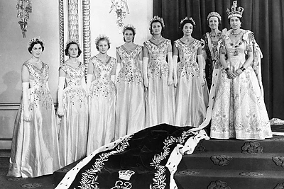Pateptoji karalienė Elizabeth II su freilinomis. Už karalienės nugaros – garderobo valdytoja Ann Fortune FitzRoy. Graftono hercogienė mirė 2021 metų gegužę, atšventusi 101-ąjį gimtadienį / Scanpix nuotrauka