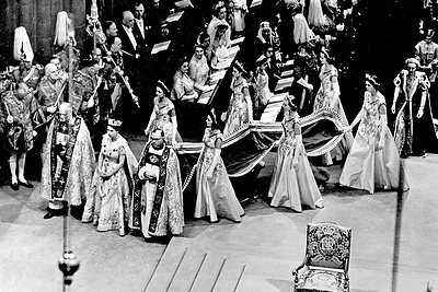 Merginoms tądien reikėjo ir fizinės, ir moralinės tvirtybės, kad atlaikytų neįprastą dėmesį, ilgą stovėjimą ir nesuklystų / Scanpix nuotrauka