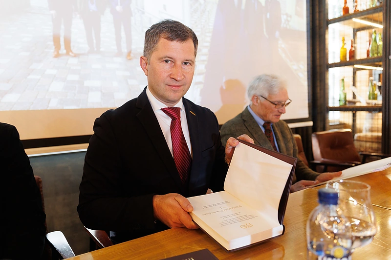 Sutarties pasirašymo akimirkos / Eriko Ovčarenko / BNS nuotr.