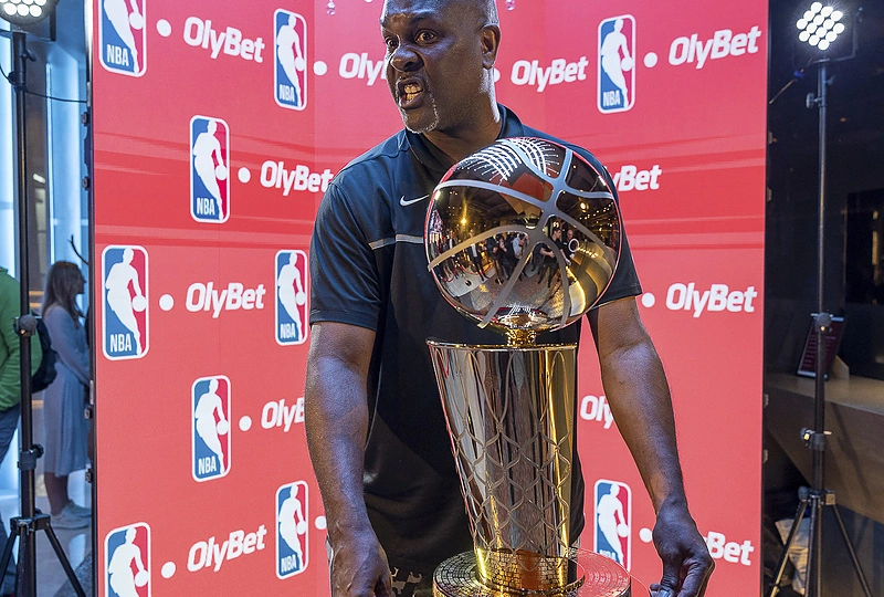 Renginio metu visi norintys galėjo prisiliesti prie NBA čempionų trofėjaus – Larry O’Brieno taurės. Vėl nusifotografuoti su juo nepraleido progos ir pats Gary Paytonas, kurio kelione į Lietuvą pasirūpino NBA remėja – bendrovė „OlyBet“ / Renginio organizatorių nuotrauka