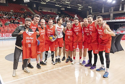 Gary Paytonas dalijo patarimus 3x3 krepšinio turnyre. Nuotraukoje – su turnyro dalyviais / Renginio organizatorių nuotrauka