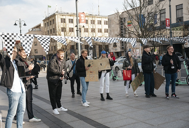 Vilniuje Igną sutiko sesuo Inesa ir būrys jo nuotykius sekusių draugų / Martyno Stankaičio nuotrauka