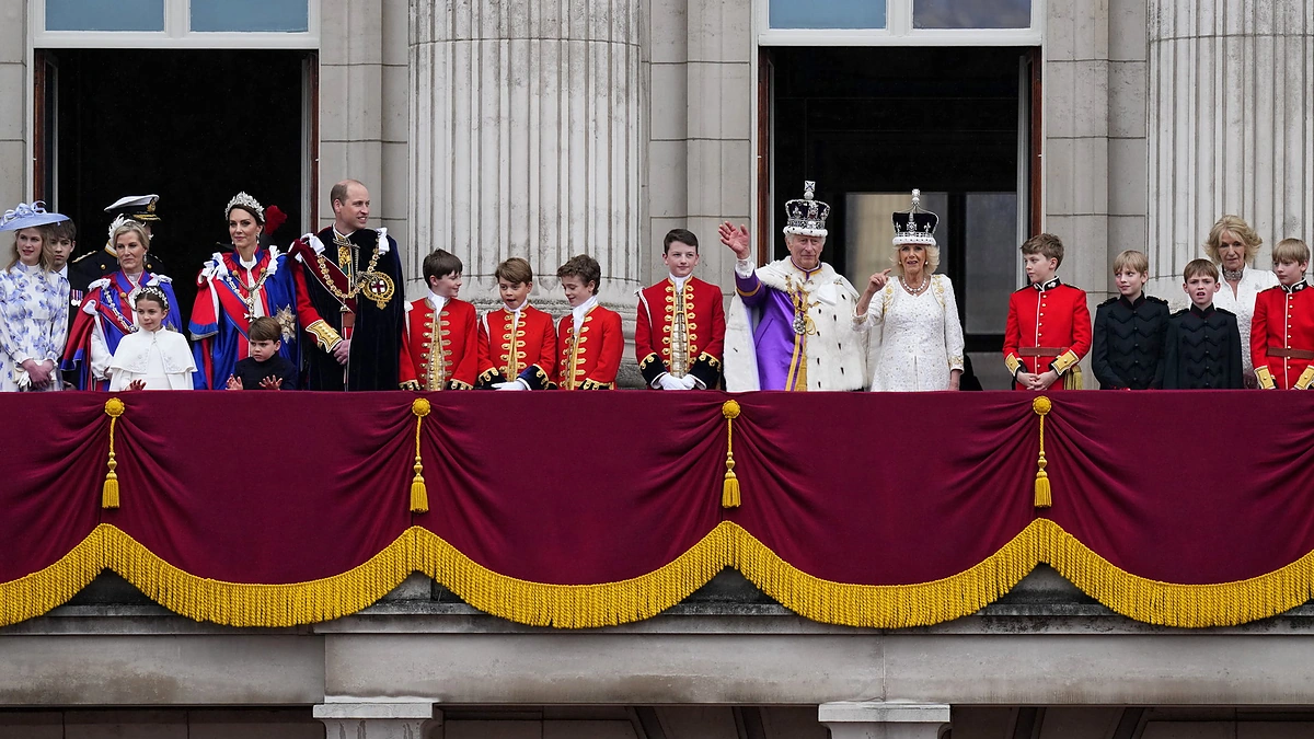 Karalius Charlesas III ir karalienė Camilla Bakingamo rūmų balkone / „Scanpix“ nuotr.