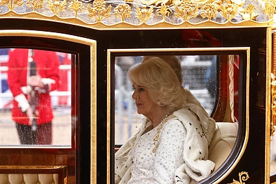 Karolis III ir karalienė konsortė Camilla pradeda kelionę į Vestminsterio abatiją / „Reuters“/„Scanpix“ nuotr.