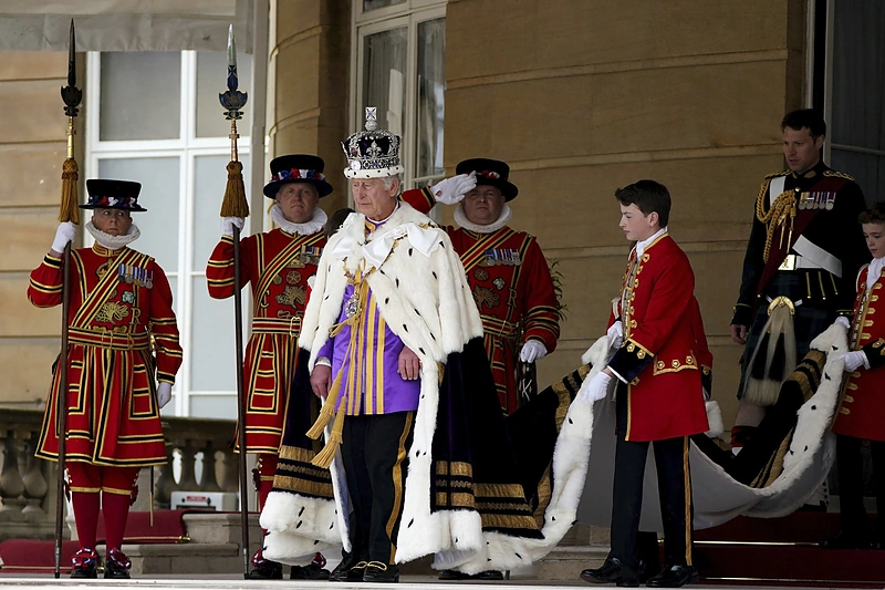 Karūnuotasis karalius Karolis III ir karalienė Camilla iš Bekingemo rūmų balkono sveikina tautą / „Scanpix“/AP nuotr.