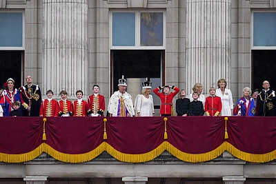 Karūnuotasis karalius Karolis III ir karalienė Camilla iš Bekingemo rūmų balkono sveikina tautą / „Scanpix“/AP nuotr.