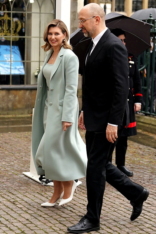 Svečiai renkasi į Karolio III karūnavimo ceremoniją: Olena Zelenska ir Ukrainos premjeras Denysas Šmyhalis / AFP/„Scanpix“ nuotr.