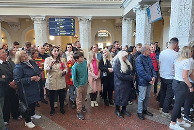 Gerbėjai pasitinka sugrįžtantį Aurimą Valujavičių. / Indrės Pepcevičiūtės-Bogušienės / 15min nuotr.