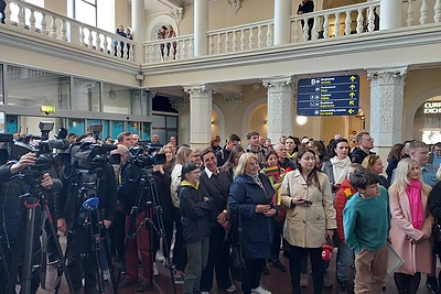 Gerbėjai pasitinka sugrįžtantį Aurimą Valujavičių. / Indrės Pepcevičiūtės-Bogušienės / 15min nuotr.