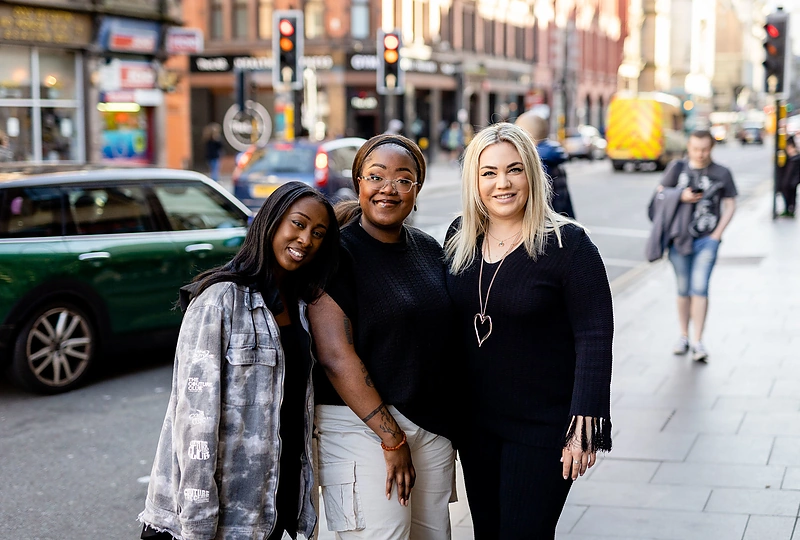 Monikos Linkytės pritariančiosios vokalistės Yvonne, Nicola ir Ouraa / Lukas Balandis / BNS nuotr.