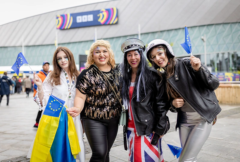 Stebėti antrojo „Eurovizijos“ pusfinalio rinkosi pasipuošę gerbėjai / Lukas Balandis / BNS nuotr.