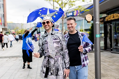 Stebėti antrojo „Eurovizijos“ pusfinalio rinkosi pasipuošę gerbėjai / Lukas Balandis / BNS nuotr.