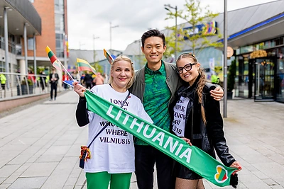 Stebėti antrojo „Eurovizijos“ pusfinalio rinkosi pasipuošę gerbėjai / Lukas Balandis / BNS nuotr.