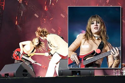 Nei nuoga, nei apsirengusi: „Måneskin“ bosistė koncerte Rygoje – su visiškai permatoma palaidine