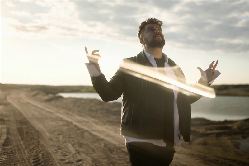 Dainotas Varnas dainos „Man pasakykit“ klipe / Stop kadras