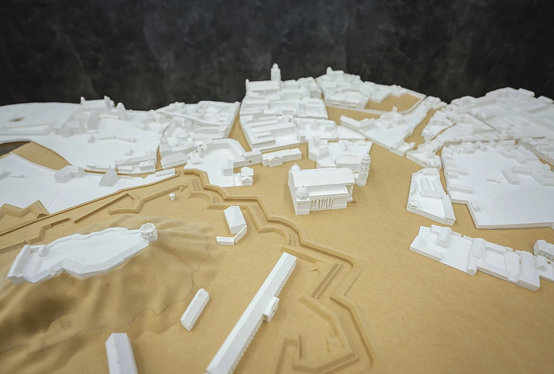 Gedimino kalno papėdėje atidaryta Lietuvos nacionalinio muziejaus ekspozicinė erdvė „Paviljonas: Vilnius prieš 200 metų“. Joje galima apžiūrėti anų laikų Vilniaus maketą: lygiai toks pat prieš porą šimtmečių buvo sukurtas Rusijos carinės valdžios siekiant numalšinti lietuvių laisvės siekį / Lietuvos nacionalinio muziejaus archyvo nuotrauka