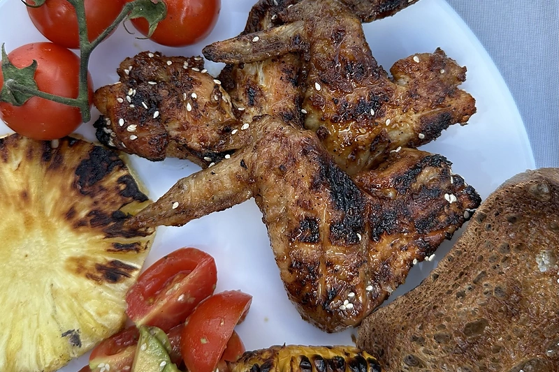 Kotryna kviečia išsikepti vištienos sparnelius, pasigaminti jiems itin derantį padažą ir patiekti su grilintomis daržovėmis / Asmeninio archyvo nuotr.