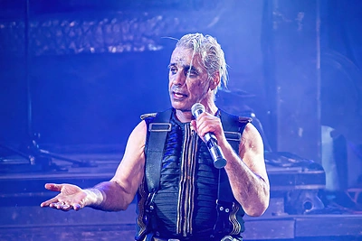 Daugėja kaltinimų seksualiniu priekabiavimu grupės „Rammstein“ lyderiui: atšaukiami vakarėliai