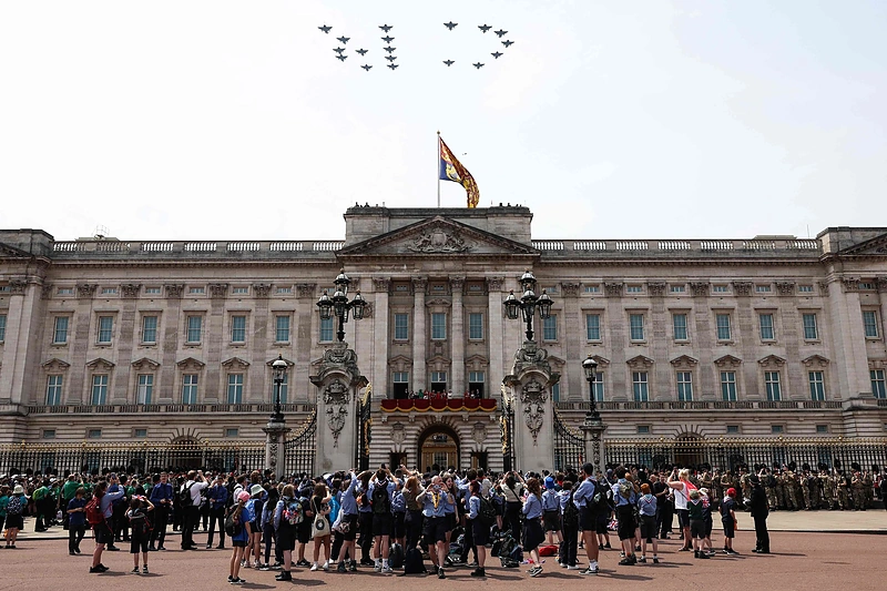 „Trooping the Colour“ paradas, žymintis oficialų karaliaus Charleso III gimtadienį / AFP/„Scanpix“ nuotr.