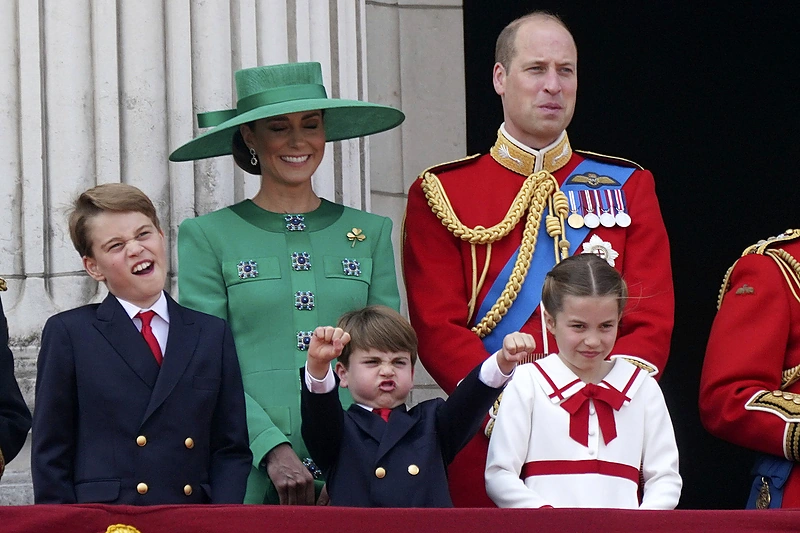 „Trooping the Colour“ paradas, žymintis oficialų karaliaus Charleso III gimtadienį / AFP/„Scanpix“ nuotr.