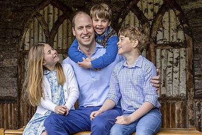 Tėvo dienos proga – nematyta princo Williamo nuotrauka su vaikais: pagerbta ir Elizabeth II