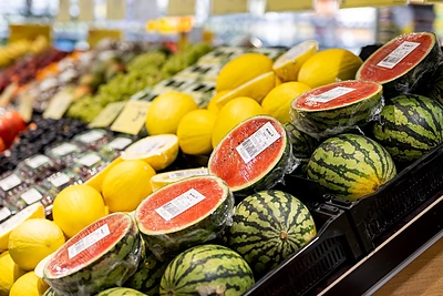 Nenoriai geriate vandenį? Dietologė atsakė, ką turėtumėte valgyti per karščius