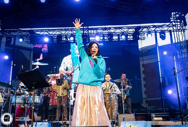 Monika Liu ir grupė „Los Secretos de Pablo“ / Viačeslavo Bazyko nuotr.