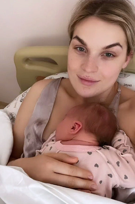 Miglė Pivoriūnaitė su pirmagime Ana / Asmeninio albumo nuotr.