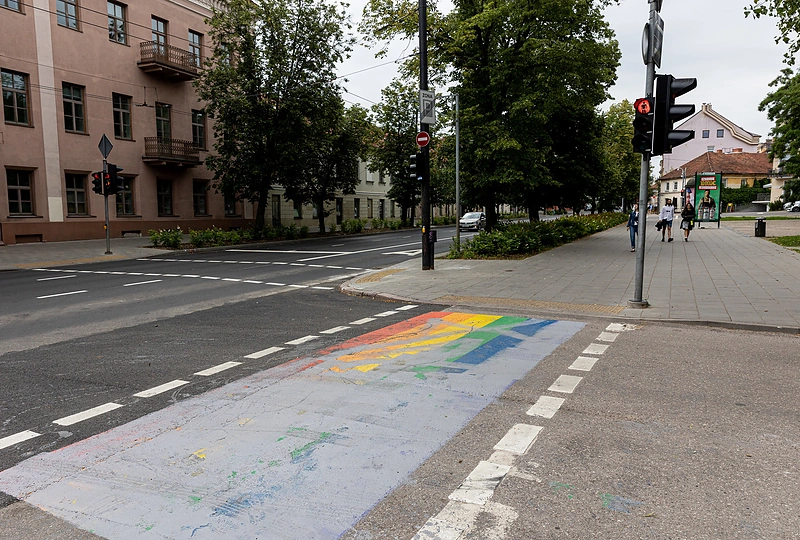 Dažais apipilta vaivorykštės spalvų perėja esanti Pylimo gatvėje / Pauliaus Peleckio / BNS nuotr.