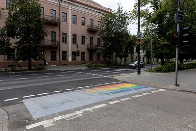 Dažais apipilta vaivorykštės spalvų perėja esanti Pylimo gatvėje / Pauliaus Peleckio / BNS nuotr.