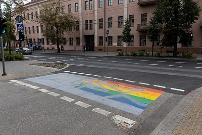 Dažais apipilta vaivorykštės spalvų perėja esanti Pylimo gatvėje / Pauliaus Peleckio / BNS nuotr.