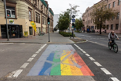 Dažais apipilta vaivorykštės spalvų perėja esanti Pylimo gatvėje / Pauliaus Peleckio / BNS nuotr.