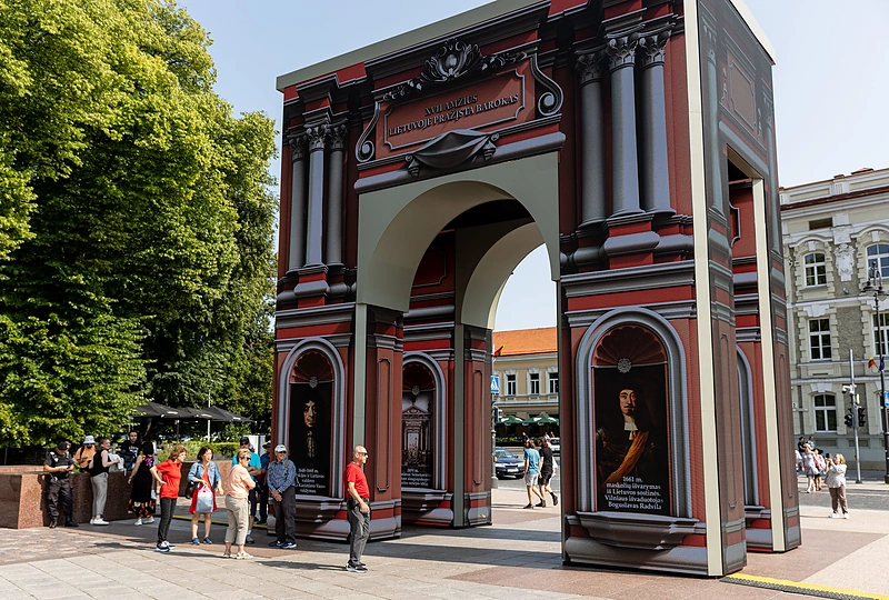 Katedros aikštėje įžiebta Triumfo arka / Pauliaus Peleckio / BNS nuotr.