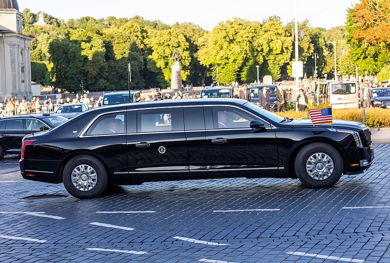 JAV prezidento Joe Bideno kortežas prie „Kempinski“ viešbučio / Lukas Balandis / BNS nuotr.