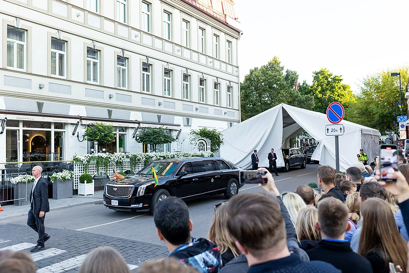 JAV prezidento Joe Bideno kortežas prie „Kempinski“ viešbučio / Lukas Balandis / BNS nuotr.