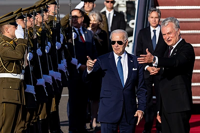 Policija aiškinasi aplinkybes dėl stende pasirodžiusio įrašo su neva krentančiu Joe Bidenu
