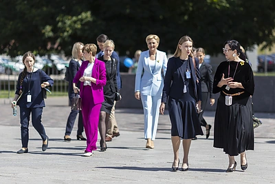 NATO lyderių antrosios pusės rinkosi bendrai nuotraukai prie Valdovų rūmų / Irmanto Gelūno / BNS nuotr.