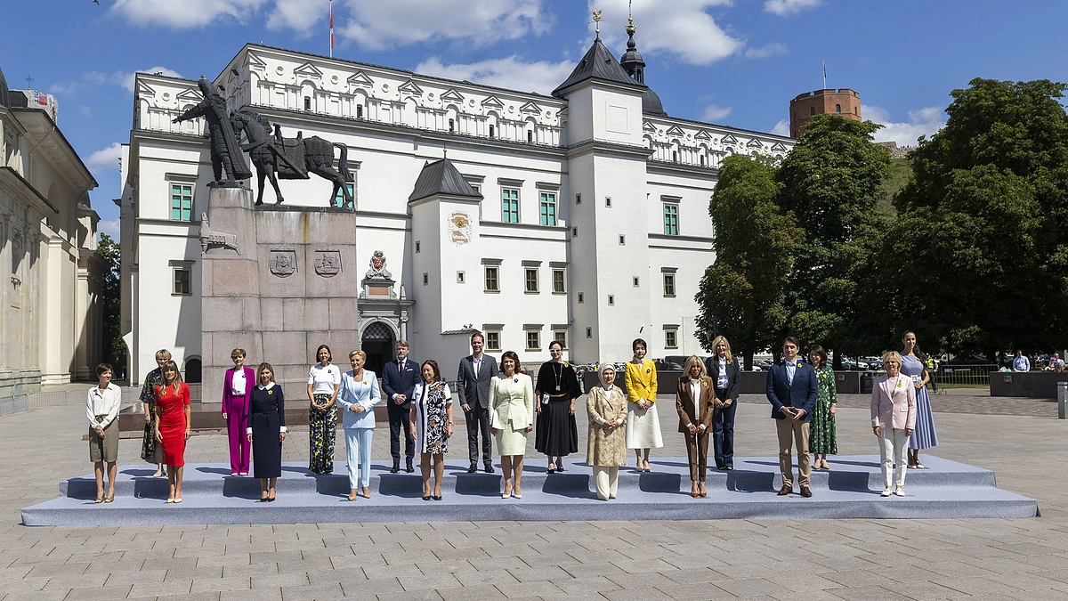NATO lyderių antrosios pusės rinkosi bendrai nuotraukai prie Valdovų rūmų / Irmanto Gelūno / BNS nuotr.
