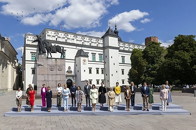 Prie Valdovų rūmų – neeilinė fotosesija: lyderių antrosios pusės susirinko bendrai nuotraukai