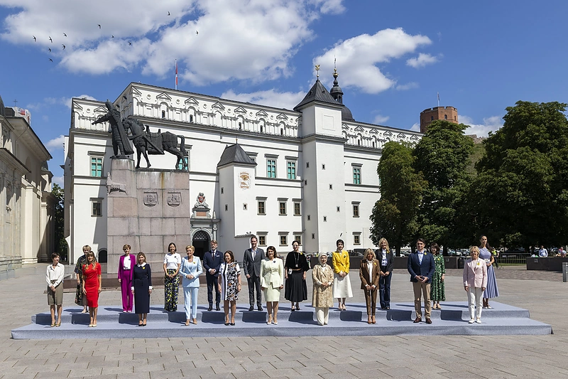 Prie Valdovų rūmų – neeilinė fotosesija: lyderių antrosios pusės susirinko bendrai nuotraukai