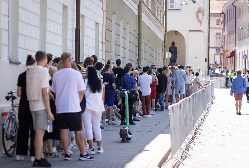 Žmonės renkasi prie Vilniaus universiteto laukdami Joe Bideno kalbos / Lukas Balandis / BNS nuotr.