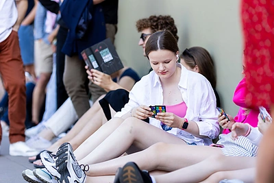 Žmonės renkasi prie Vilniaus universiteto laukdami Joe Bideno kalbos / Lukas Balandis / BNS nuotr.