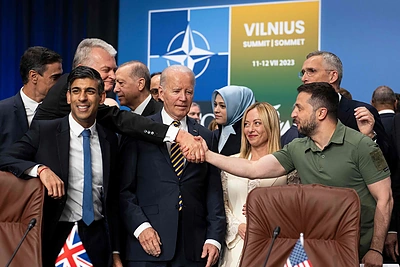 Zelenskio ir Nausėdos rankų paspaudimas virto kultine nuotrauka: pakomentavo protokolo žinovas