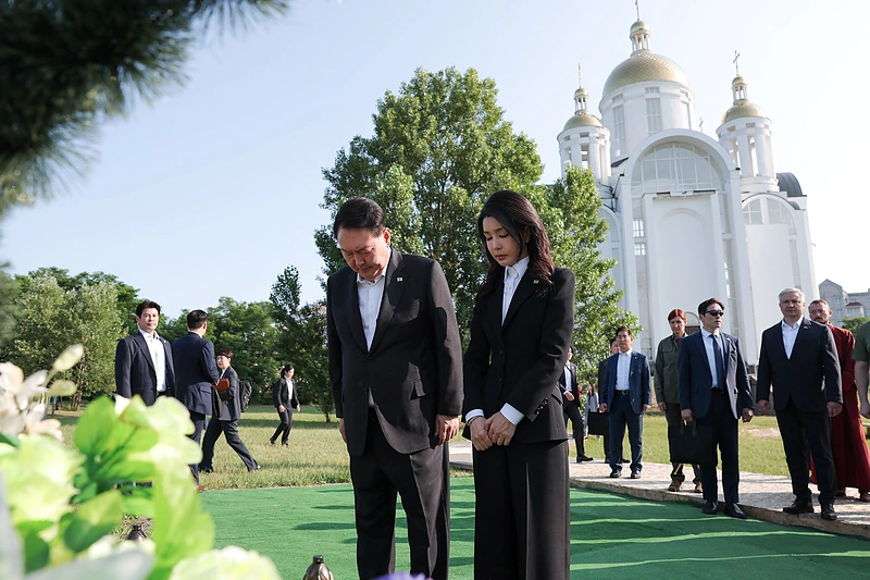 Pietų Korėjos prezidentas su žmona apsilankė Bučoje / „Reuters“/„Scanpix“ nuotr.