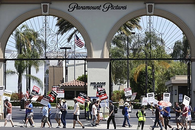 Diena, kai sustojo Holivudas: prie streikuojančių scenaristų prisijungė aktoriai