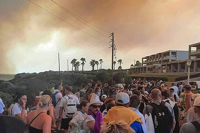Gaisras Rodo saloje: evakuojami turistai / AFP/„Scanpix“ nuotr.