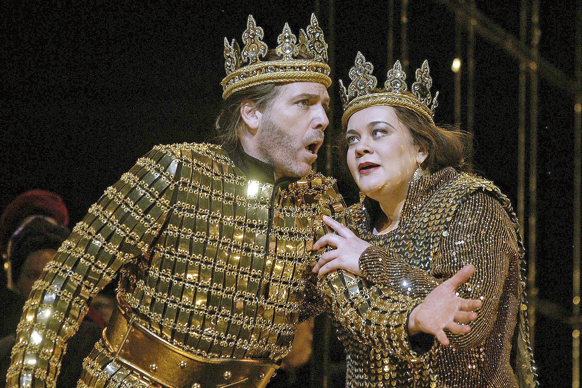 Amerikiečių baritonas Thomas Hampsonas, atliekantis Makbeto vaidmenį, ir Violeta Urmana – ledi Makbet Londono karališkosios operos spektaklyje „Makbetas“ / Vida Press nuotrauka