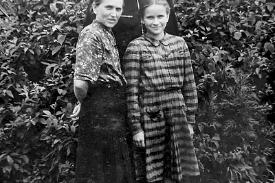 Veronika su tėvu ir pamotėle prie savo namų Kapčiamiestyje apie 1959-uosius / Asmeninio albumo nuotrauka