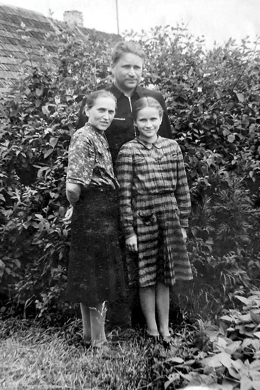 Veronika su tėvu ir pamotėle prie savo namų Kapčiamiestyje apie 1959-uosius / Asmeninio albumo nuotrauka